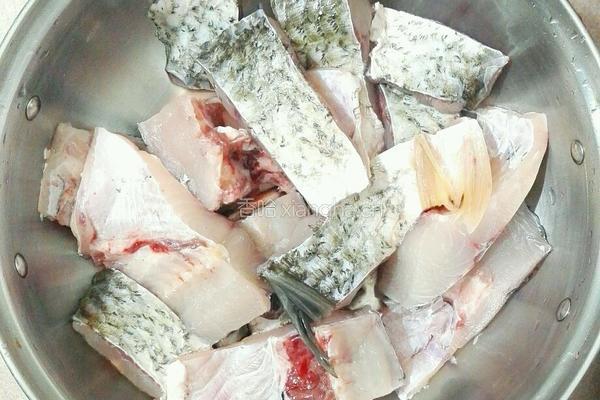 酥脆香辣炸鱼块的做法图解1