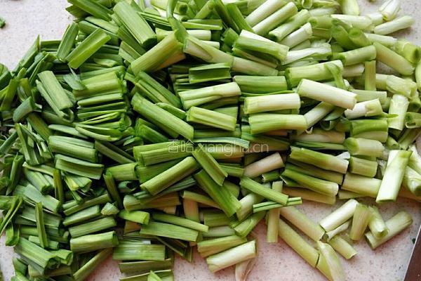 青蒜苗炒豆腐的做法图解3