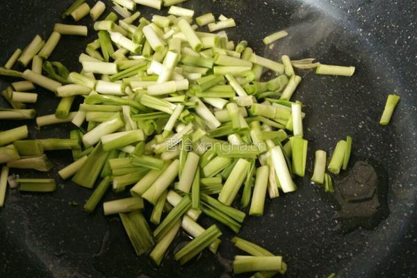青蒜苗炒豆腐的做法图解4