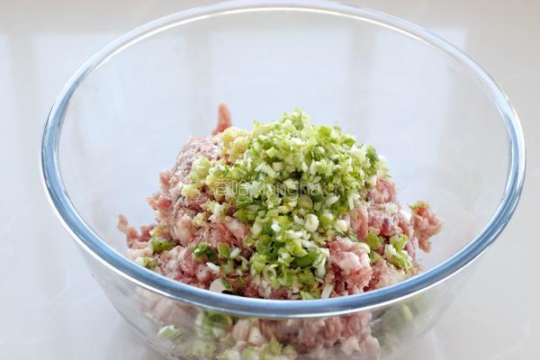 猪肉酸菜馅饺子的做法图解2