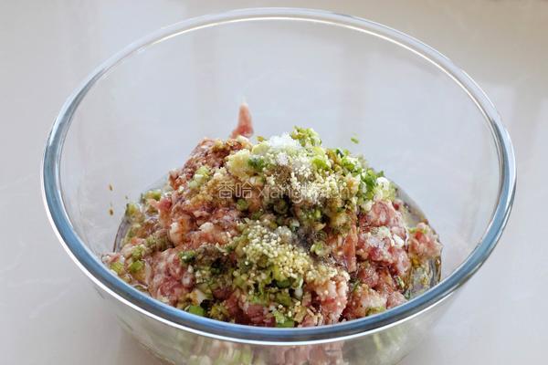 猪肉酸菜馅饺子的做法图解3