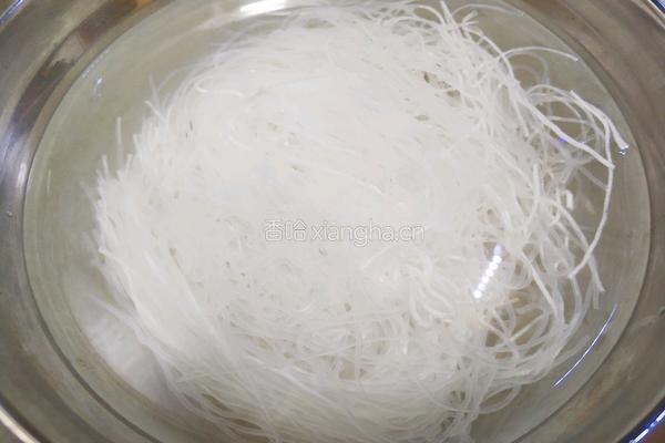 凉拌菠菜粉丝的做法图解3