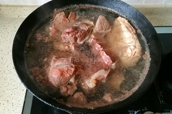 萝卜牛腩蘑菇煲的做法图解1