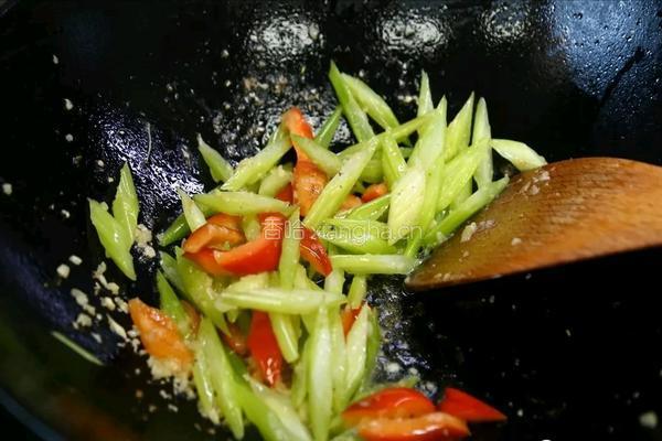 西芹腰果虾仁的做法图解8