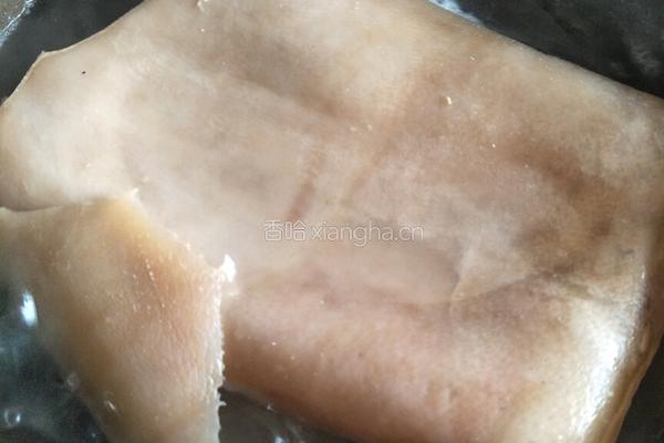 凉拌肉皮冻的做法图解1