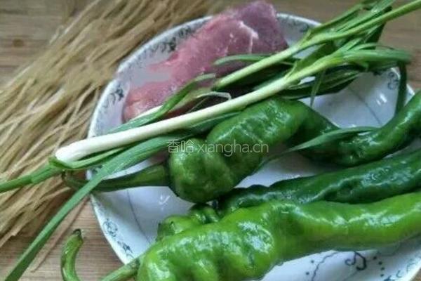 尖椒肉丝炒粉条的做法图解1