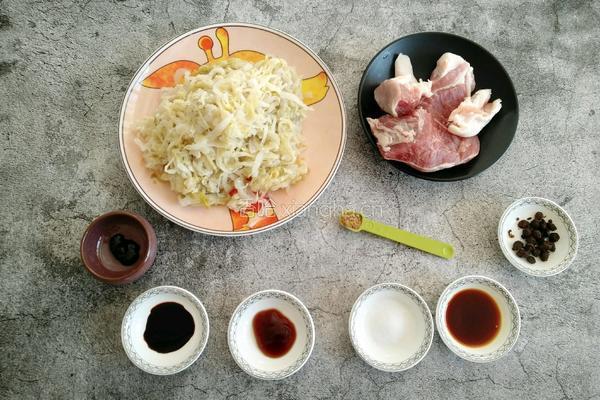 东北酸菜猪肉饺子的做法图解1