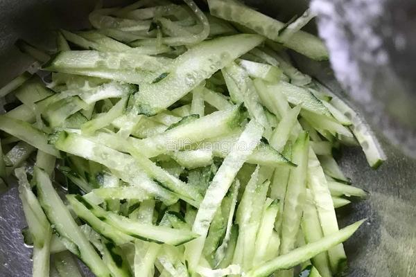 凉拌海蜇头的做法图解3