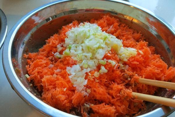 新文美食 胡萝卜羊肉包子的做法图解2