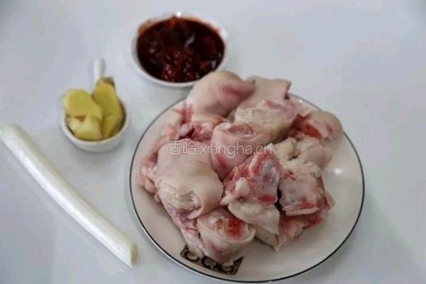 腐乳猪蹄的做法图解1
