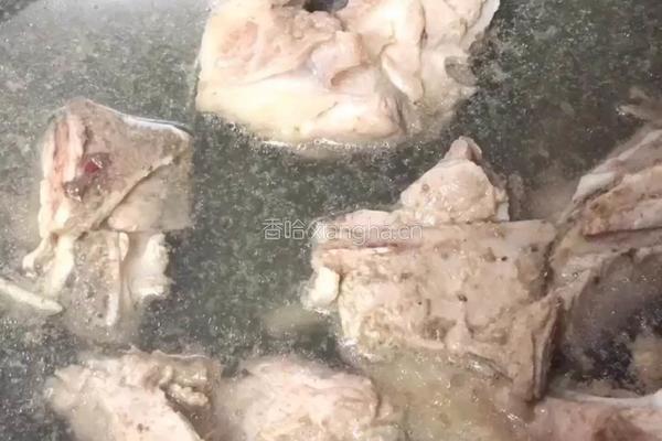 粤式靓汤胡萝卜玉米扇骨汤的做法图解1