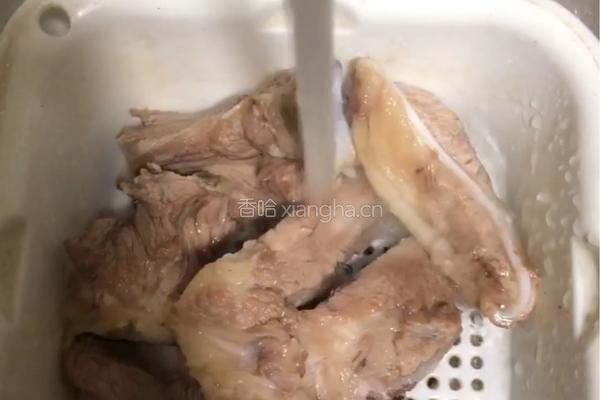 粤式靓汤胡萝卜玉米扇骨汤的做法图解2
