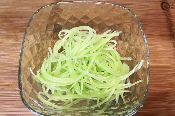 鱼腥草拌青笋的做法图解5