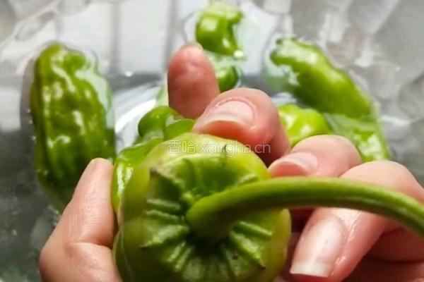 超下饭虎皮青椒的做法图解1