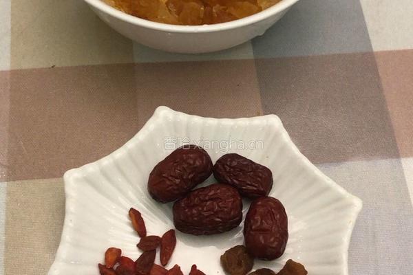 桂圆红枣桃胶糖水的做法图解1