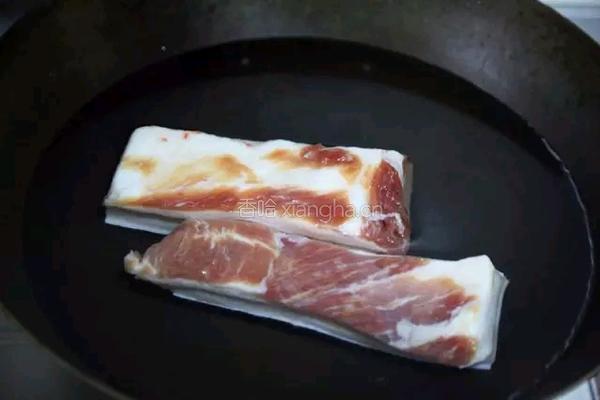 大蒜炒回锅肉的做法图解2