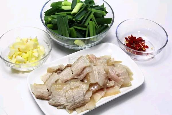 大蒜炒回锅肉的做法图解3