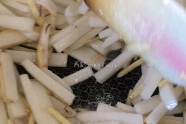 荠菜冬笋炒年糕的做法图解8
