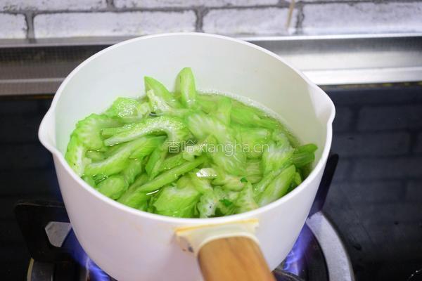 西芹炒木耳的做法图解3