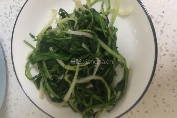 凉拌蒲公英的做法图解2