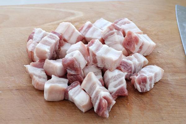 红烧肉炖土豆的做法图解1