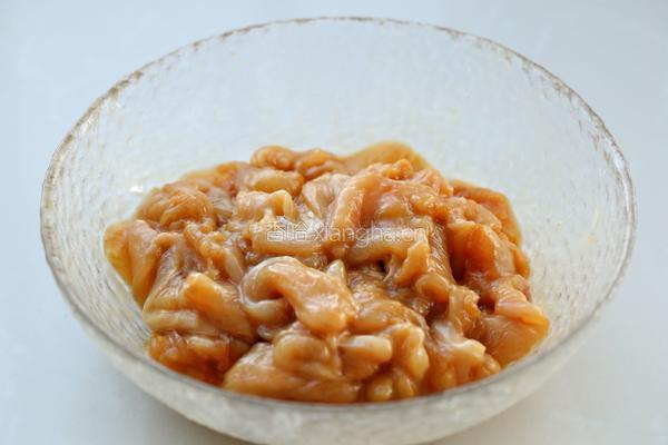 胡萝卜木耳滑鸡片的做法图解2