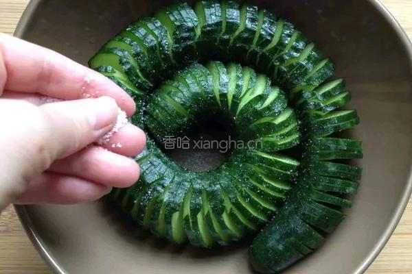 凉拌蓑衣黄瓜的做法图解4