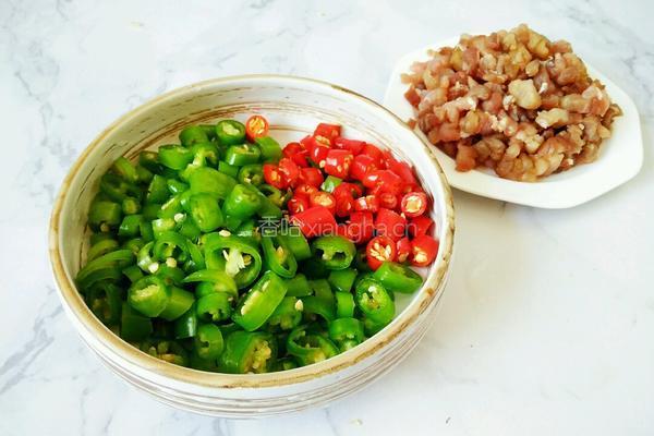 辣子肉的做法图解1