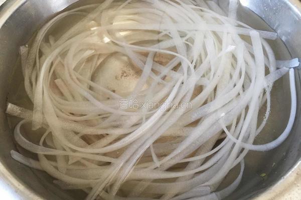 小鸡炖蘑菇粉条的做法图解2