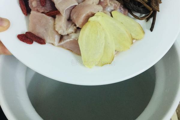 广东味~茶树菇鸡腿汤的做法图解2