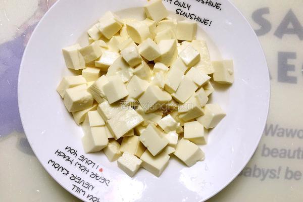 皮蛋拌豆腐的做法图解1