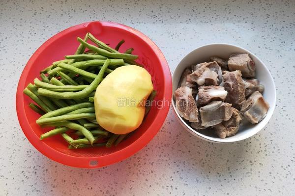 排骨炖豆角土豆的做法图解2