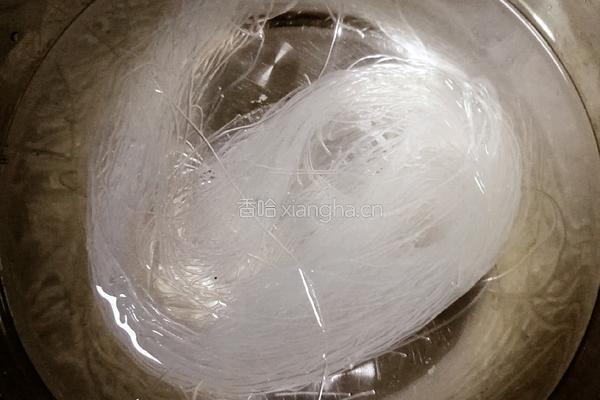 酱香菠菜拌粉丝的做法图解2