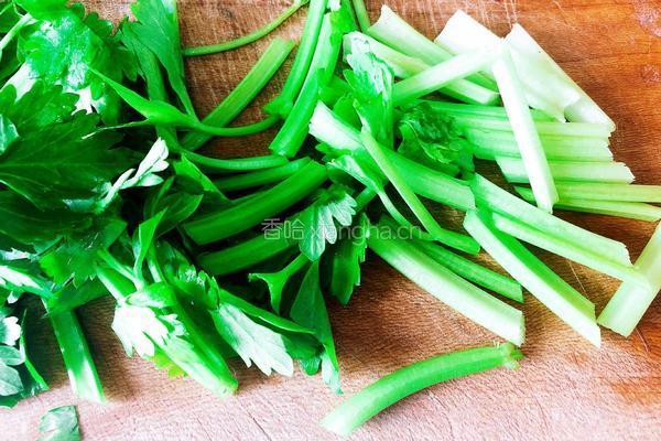 芹菜炒腊肉的做法图解2