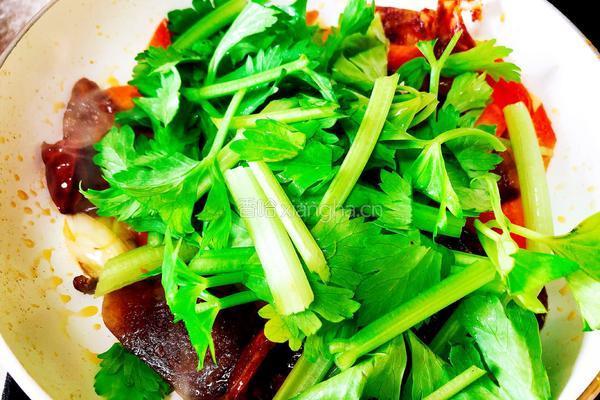 芹菜炒腊肉的做法图解8