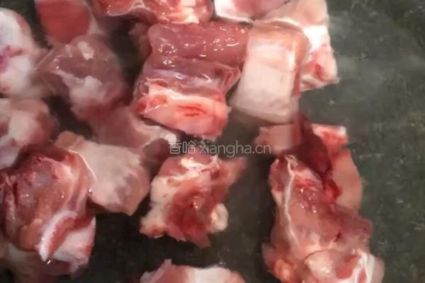 粤式农家菜－红薯焖排骨的做法图解1