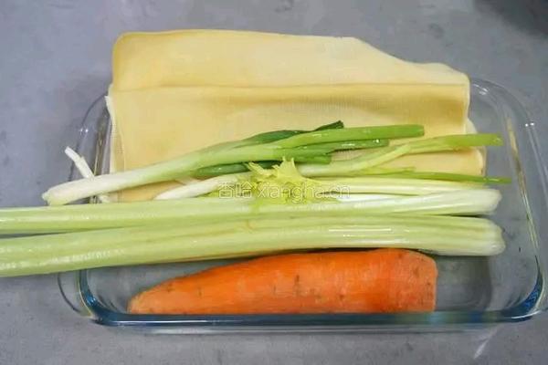 豆腐皮素菜卷的做法图解1