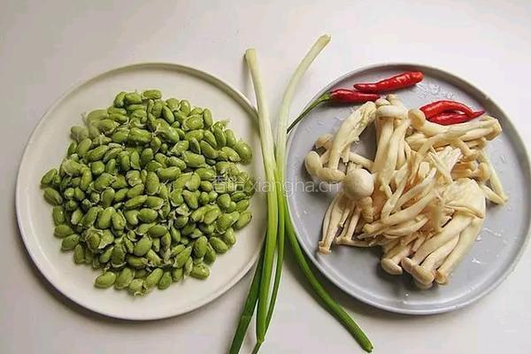 海鲜菇炒毛豆的做法图解1