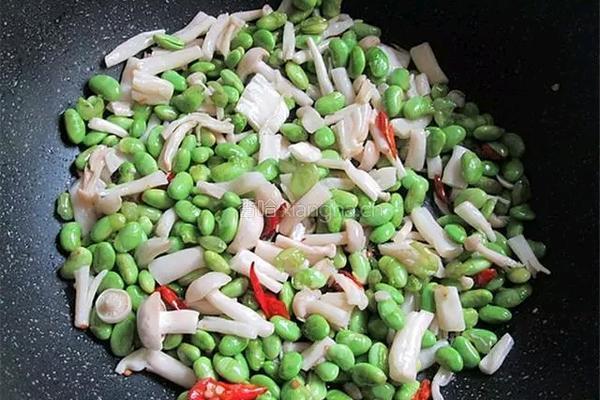 海鲜菇炒毛豆的做法图解6