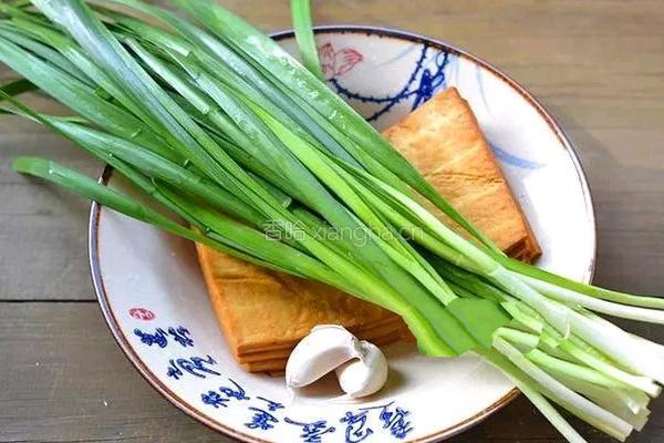 韭菜炒香干的做法图解1