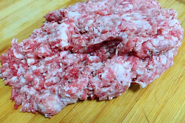 猪肉蒜苗水饺的做法图解2