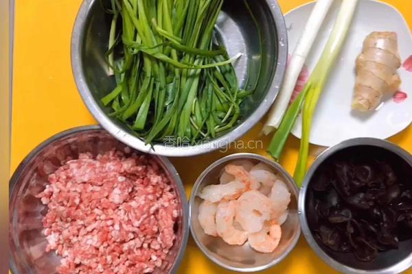 韭菜三鲜水饺的做法图解1