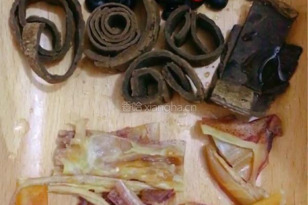 闽南黑豆杜仲鱿鱼炖猪尾巴的做法图解3