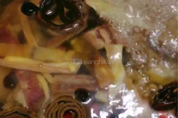 闽南黑豆杜仲鱿鱼炖猪尾巴的做法图解5