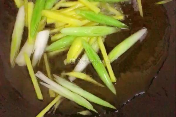 闽南芥菜炒冬笋的做法图解5