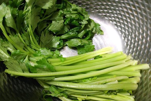  爽口香芹的做法图解1
