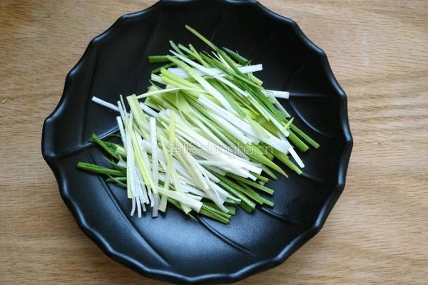  爽口香芹的做法图解2
