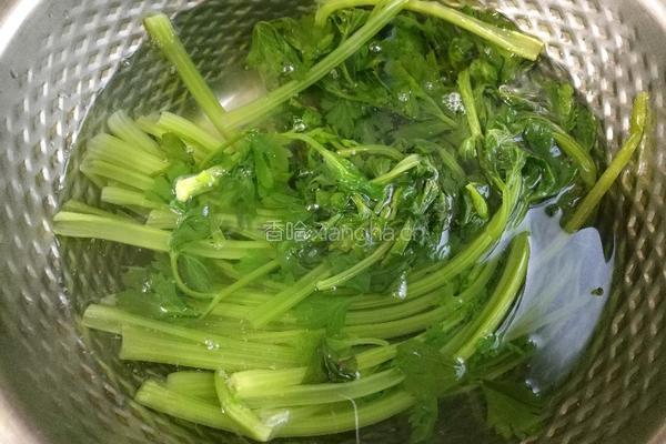  爽口香芹的做法图解5