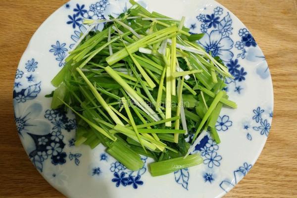  爽口香芹的做法图解7