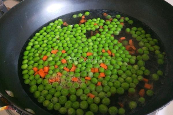 新文美食 肉末炒碗豆的做法图解3